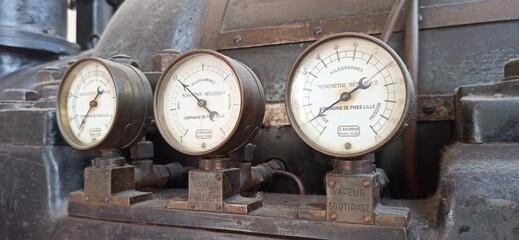 Equipment present on a train engine manufactured by the former Lille Fives company (gauge, pressure gauge, belt...)	