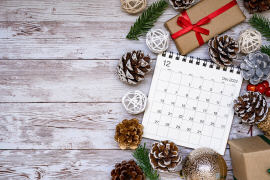 2022年12月のカレンダーとクリスマスの装飾
