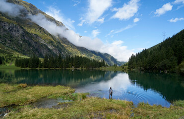 Fototapeta na wymiar Das Felbertal in den Alpen mit dem Hintersee und hohen Bergen im Hintergrund nach einem Regentag