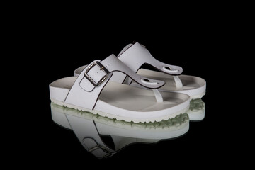 Chinelo senhora de cor branca sintético isolado num fundo preto.