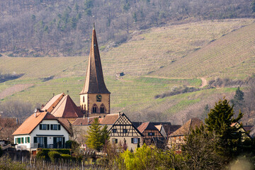 Le clocher vrillé de l'église Saint-Gall, Niedermorschwihr et son vignoble, Alsace, France, Europe