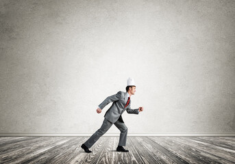 Obraz premium King businessman in elegant suit running in empty room