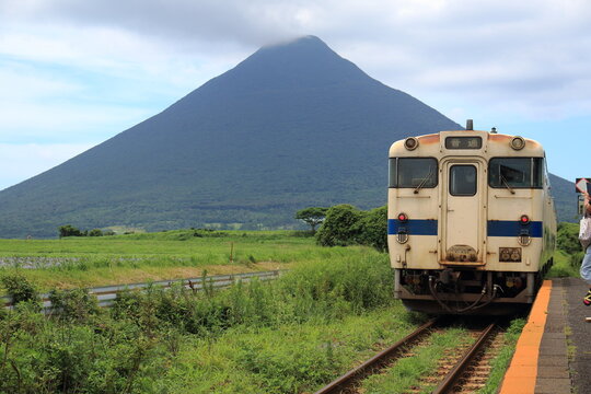 開聞岳とローカル列車