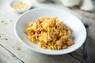 Pasta with chicken and pine nuts