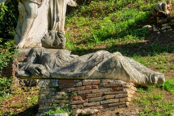 Obraz premium ancient sculptures cemetery