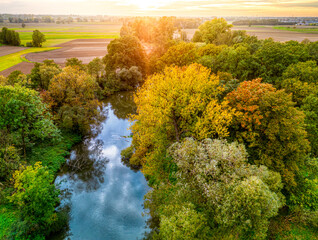Fototapeta naturalne zakola rzeki między polami i łąkami wśród drzew obraz