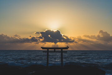 日の出と鳥居