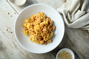 Pasta with chicken and pine nuts
