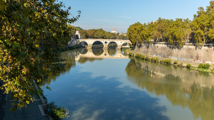 Fototapeta na wymiar bridge over the Tiber iver in Rome