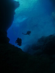 Obraz premium caves underwater cave dive blue background scuba divers to explore