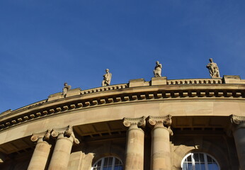 Figuren auf dem Dach des Opernhauses in Stuttgart