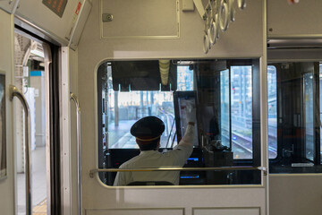 名古屋駅で電車を運転している車掌の後ろ姿