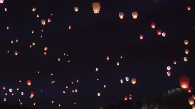 하늘 위로 올라가는 관등들이 하늘을 가득 채운다. 대구에서 열리는 관등 축제