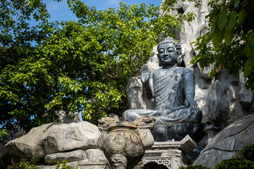 Fototapeta na wymiar Gran estatua de marmol de Buda, en templo Chùa Linh Ứng, en la ciudad de Da Nang, Vietnam