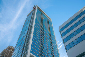 Obraz premium Austin, Texas- Crane elevator attached at the front of a modern high-rise building