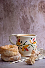 Café con leche en taza pintada a mano y rosquillas