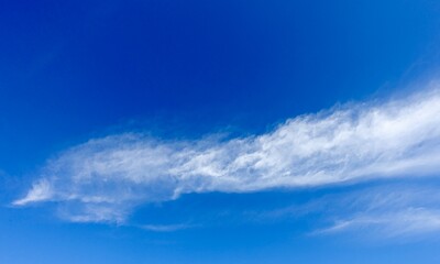 風に流れるすじ雲　空の背景