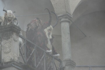 Einstimmung auf die Rauhnächte. Teufelsfiguren mit kunstvollen Masken stimmen auf alte Traditionen...