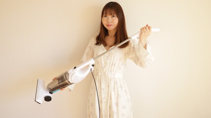 お掃除をする女性