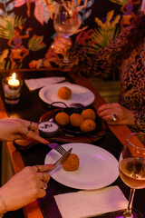 Tapeo, personas comiendo, restaurant