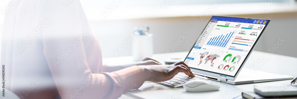 Poster data analyst using data analytics kpi