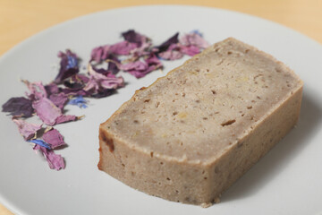 Terrine ou Pain de Pâté Végétal (Manioc/Fruits à Coque) sur Assiette, Décoration Florale Gourmet