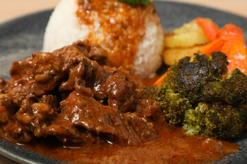 Bœuf Mijoté en Sauce Riche avec Riz et Légumes Rôtis

