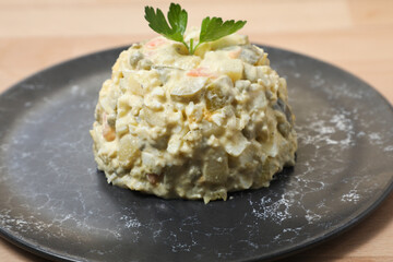 Salade Russe Classique (Salade Olivier) Moulée, Garni d'une Feuille de Persil

