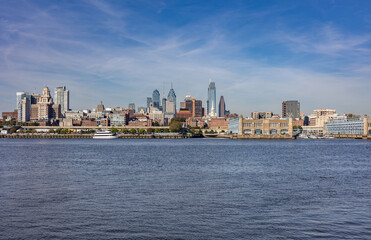 Obraz premium Philadelphia's skyline across the water