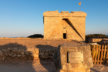 Castillo de Punta de n'Amer, antigua fortificación de defensa en la costa este de Mallorca, entre...