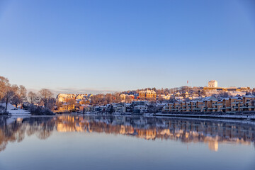 Obraz premium Walking along the Nidelven (river) on a cold winter's day in Trondheim city, Trøndelag, Norway