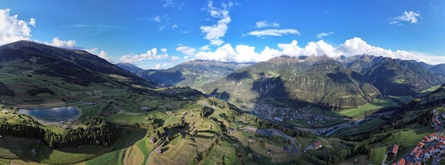 Fototapeta na wymiar Alpenpanorama mit Blick auf Ladis, Tirol 2022