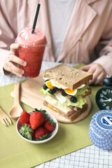 Who eats sandwiches and strawberry smoothies
샌드위치와 딸기스무디를 먹는 사람
