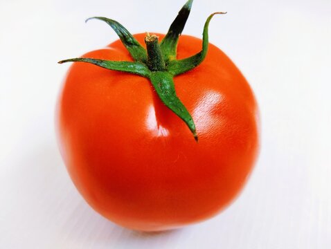 Single Red tomato fruit vine-tomato vegetable cherry
tamaatar tomat timatar pomidor tomate Lycopersicon esculentum solanaceous plum tameto nutritious health beneficial closeup view image photo 