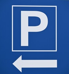 Fondo con detalle de superficie azul de tono intenso con letra P y flecha de direcci&oacute;n