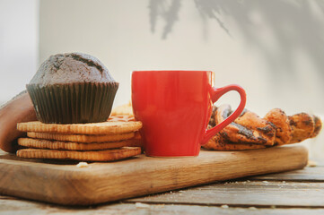 Empty space red coffee cup template with chocolate muffin