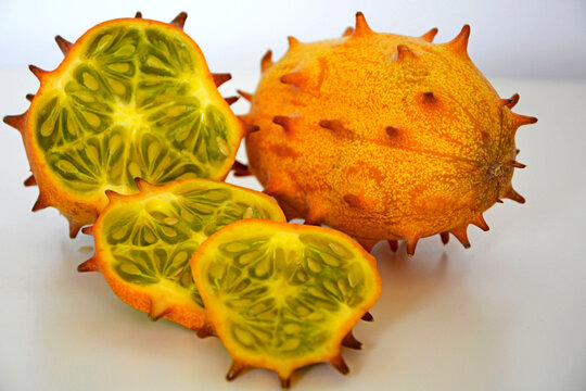 kiwano owoc - Cucumis, przekrojony owc kiwano, kiwano fruit, cut kiwano fruit