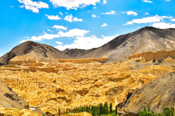 Fototapeta premium インド最北の秘境、ラダック地方の村ラマユル近郊の絶景