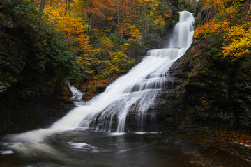 Fototapeta na wymiar Fall color around Dingmans Falls in Pennsylvania