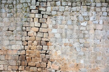 Muro antiguo reparado con grandes piedras - obrazy, fototapety, plakaty