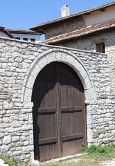 Fototapeta na wymiar stare drewniane drzwi w murze 