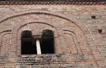 starożytne okno w zamku