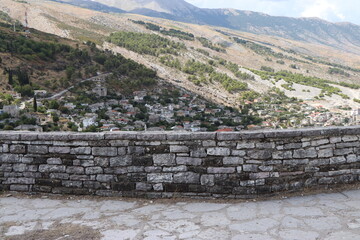 widok na stare miasto, mury obronne w albanii