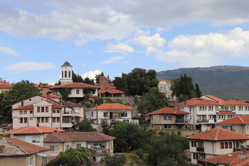 widok na miasteczko czerwone dachy
