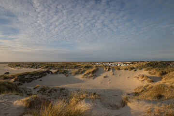 Schöne Dünenlandschaft mit breitem Sandstrand auf der nordseeinsel Rømø..