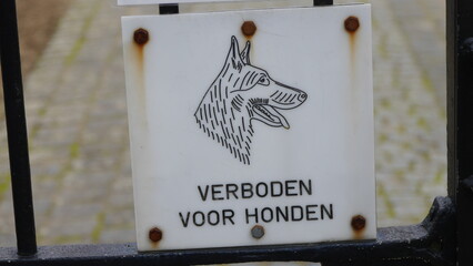 Verbotsschild, Zugang für Hunde verboten, Niederlande - 540329821