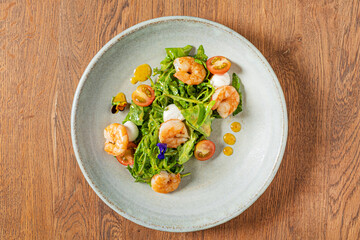 salad with shrimps and arugula