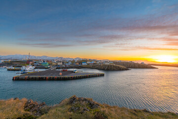 Obraz premium ein Abend in der Hafen Kleinstadt Stykkishólmur mit Nordlichtern auf der Halbinsel Snæfellsnes