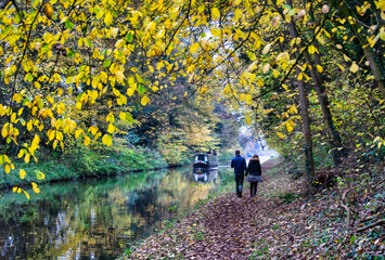 Fototapeta premium couple walking on the autumn canal