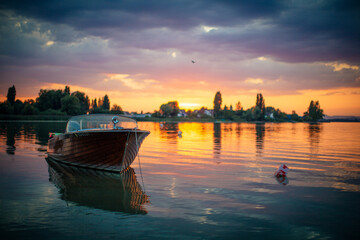 Motorboot vor spektakulärem Sonnenuntergang